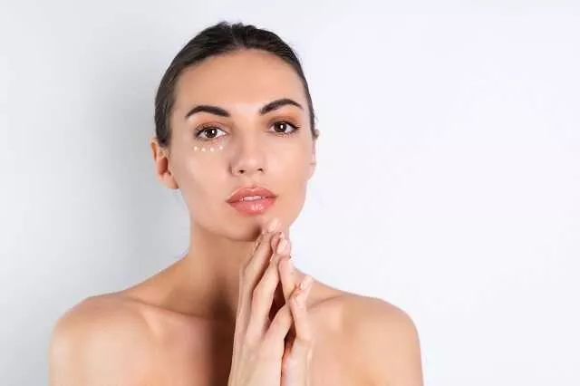 Jak nakładać krem pod oczy – prawidłowa aplikacja kosmetyku