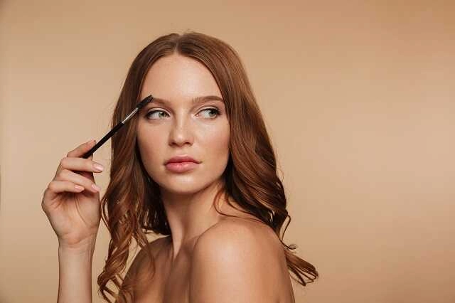 Jak wykonać delikatny makijaż dzienny? Naturalny make-up na wieczór